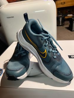 Nike Cosmic Runner Big Kids' Road Running Shoes (Smokey Blue/Thunder Blue/White/University Gold) Size 4.5Y