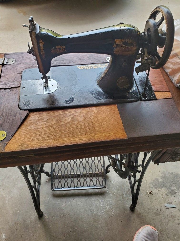 Antique 1882 Singer Sewing Macine With Built-in Table
