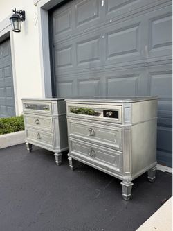 Set of Sloane Silver Nightstands | City Furniture