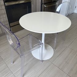 Tulip Dining Table with 2 Clear Acrylic Chairs – Modern Set