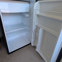 Frigidaire Mini/Compact Fridge (4.5 Cu Ft) - EFR492