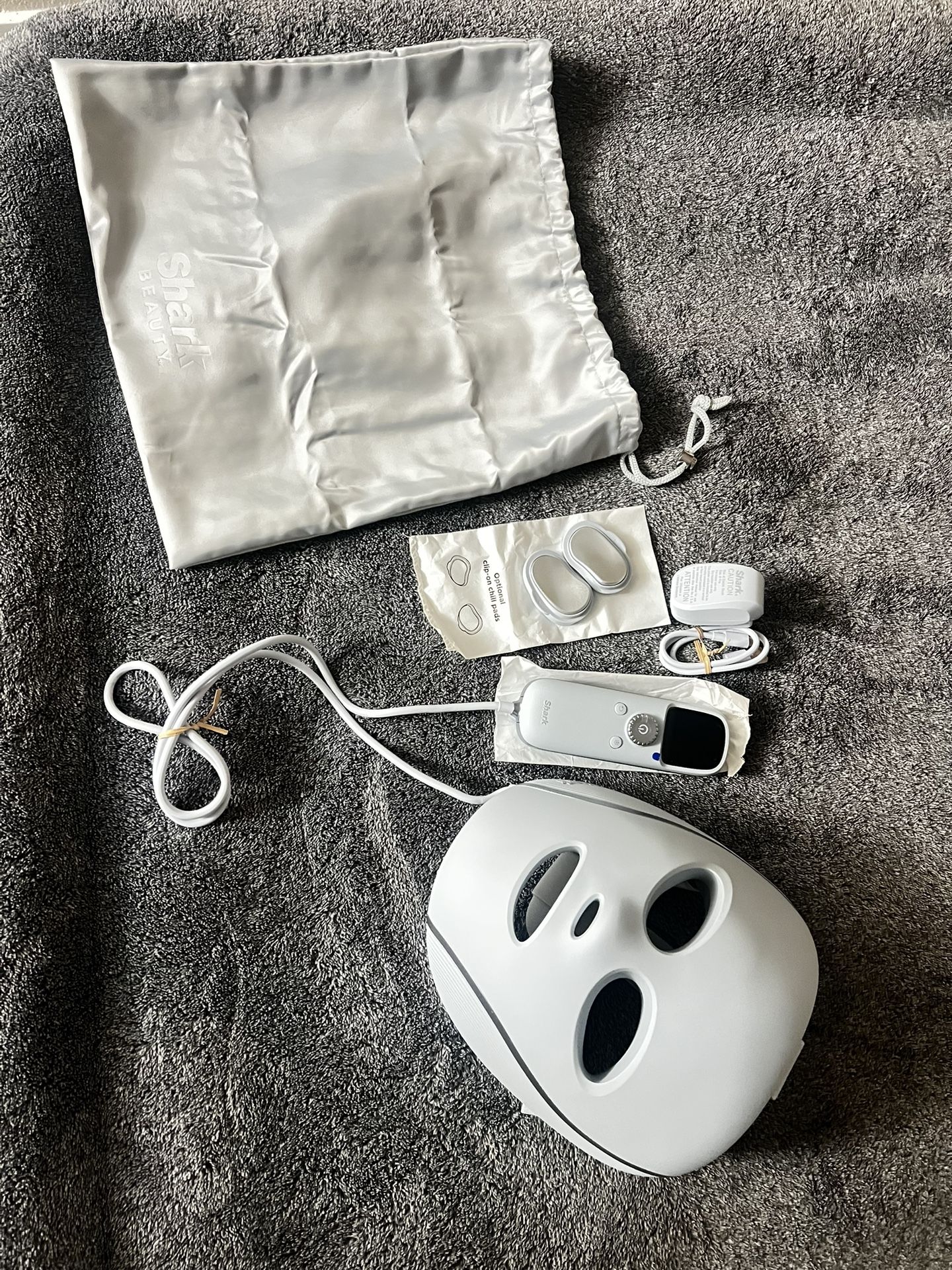 Shark™ CryoGlow ™ Red Blue & Infrared iQLED Skincare Face Mask & Under Eye Cooling