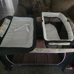Play Pin Changing Table And Bassinet 