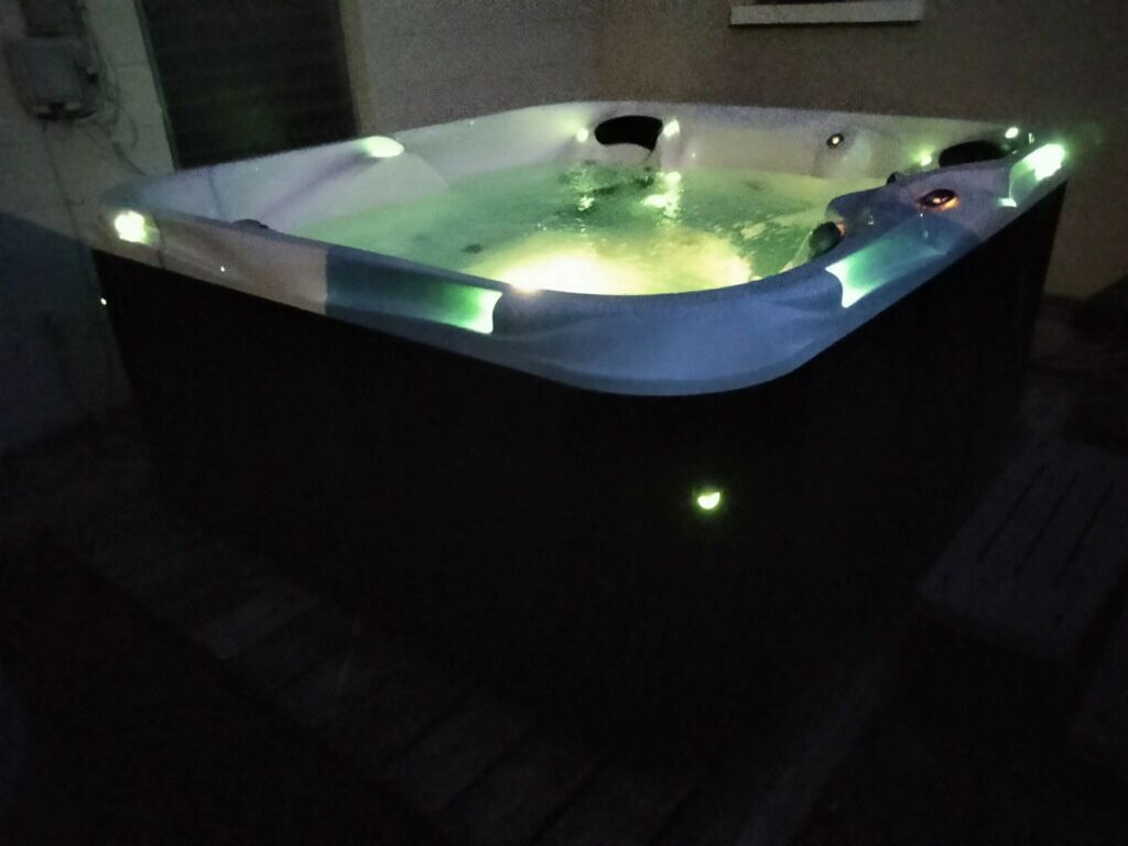 Hot Tub / Spa / Jacuzzi - Like New