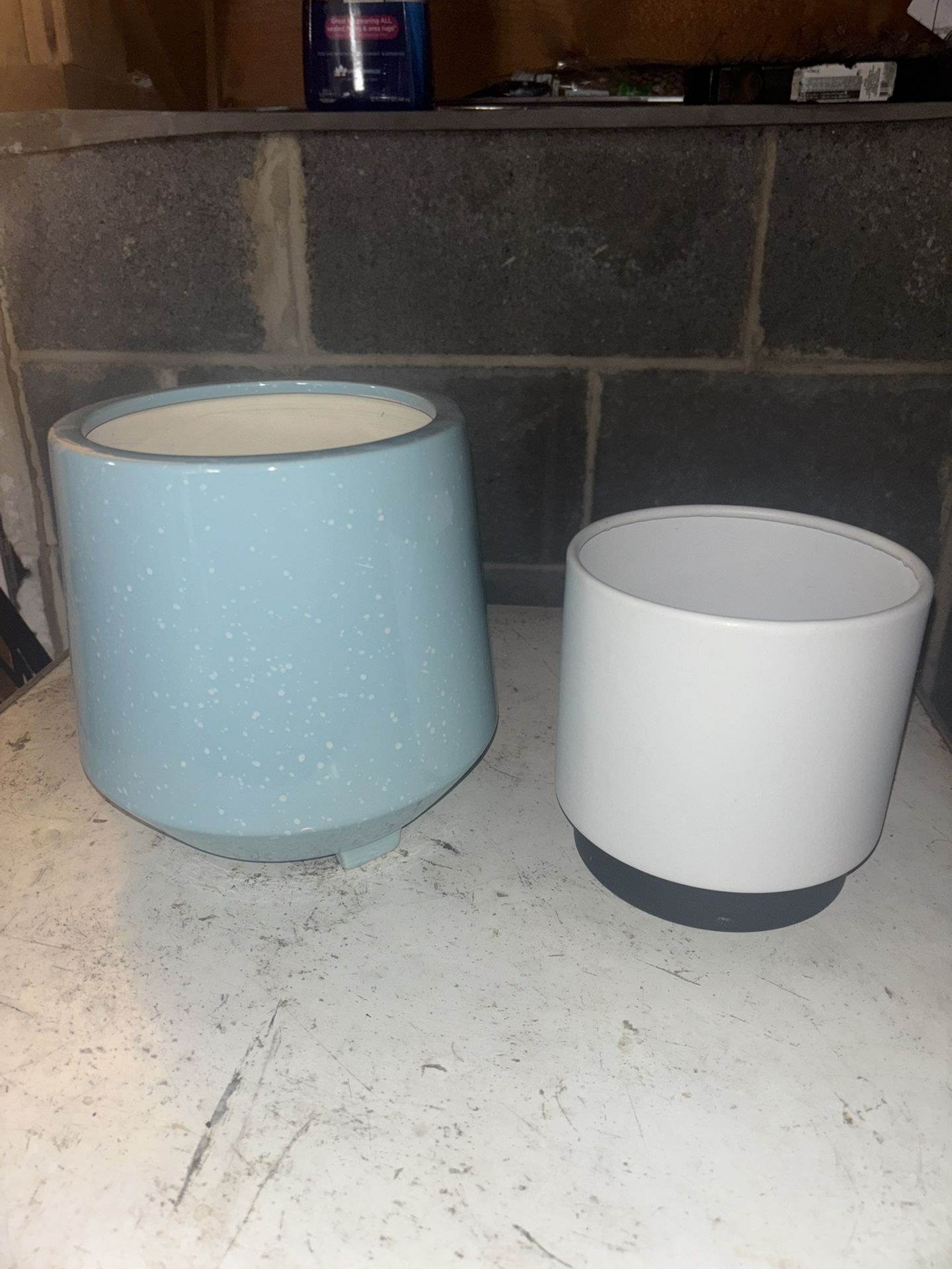 2 Plant pots 