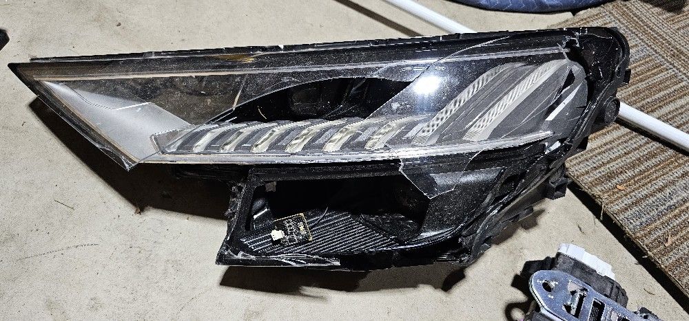 Audi Q8 Right Headlight For Parts