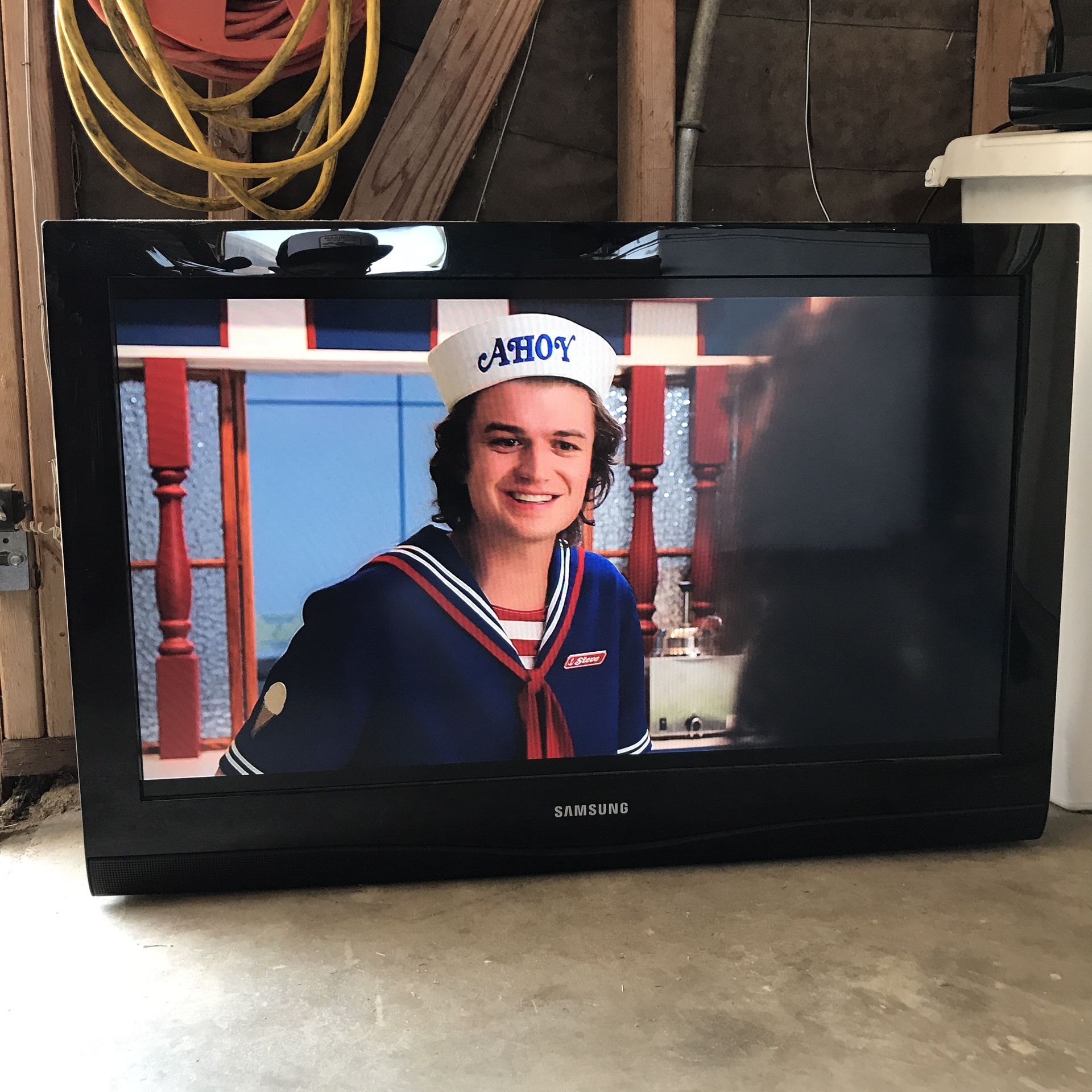 32” Samsung LCD TV