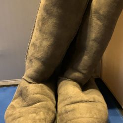 Ugg Australia ladies tall boots size W7 in good condition. 