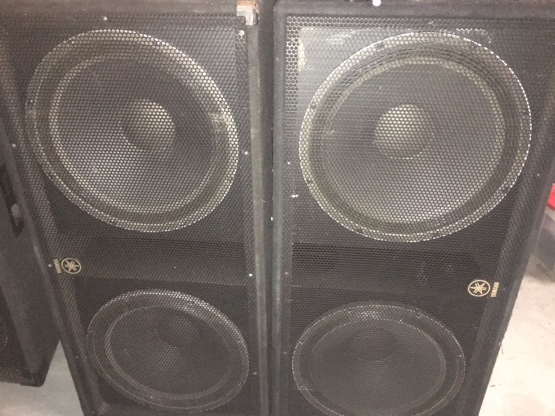 2 yamaha speakers bass 2x18" offer $800.00 BOTH se habla español tambien