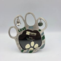 Love Me Engraved Metal Cat Paw Picture Frame Green Letters Bell & Yarn Charms