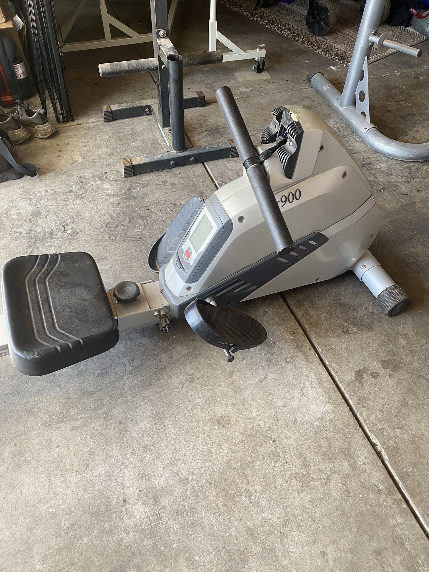 Lifecore R900 Rowing Machine