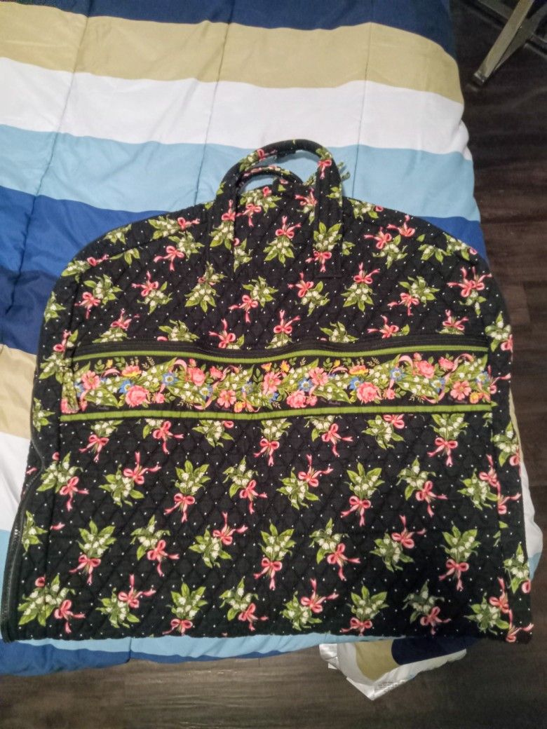 VERA BRADLEY GARMENT TRAVEL BAG.