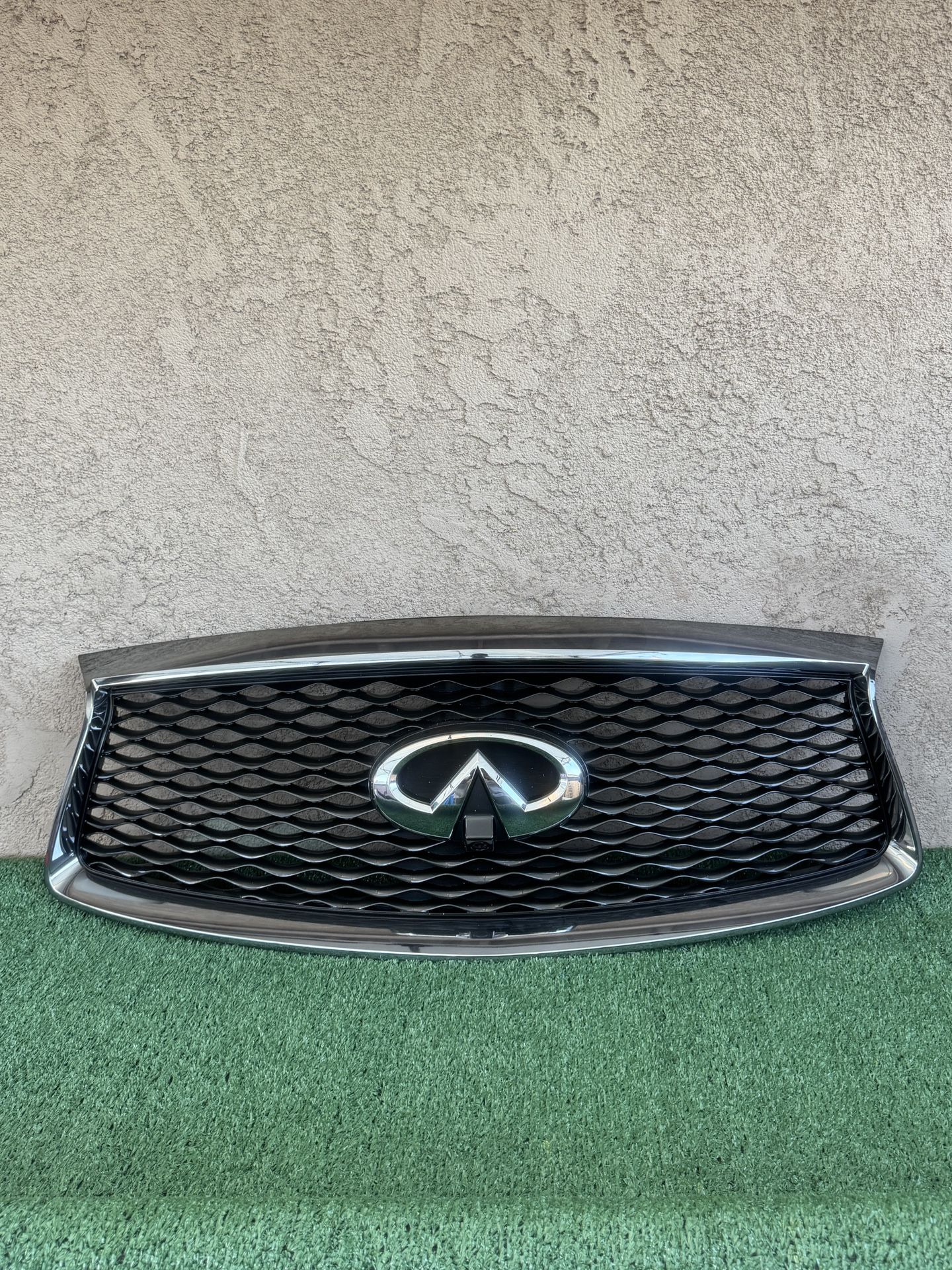 2016-2020 INFINITI QX60 FRONT BUMPER GRILLE W/ CAMERA OEM
