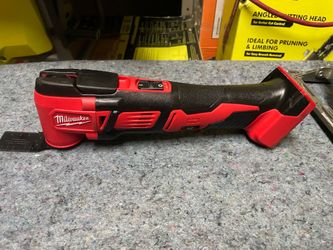 Milwaukee M18 18V Lithium-Ion Cordless Oscillating Multi-Tool (Tool-Only)