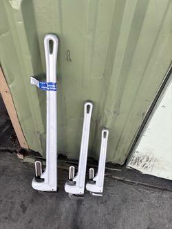 Straight aluminum wrench for plumbing pipes