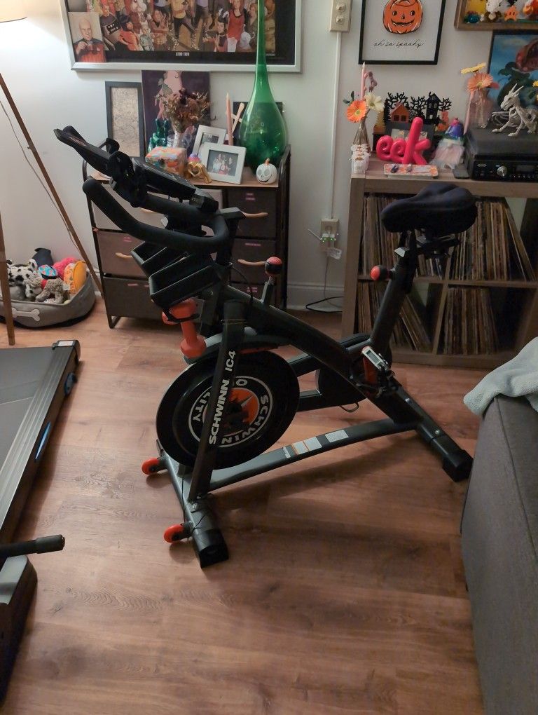 Schwinn IC4 Stationary Bike