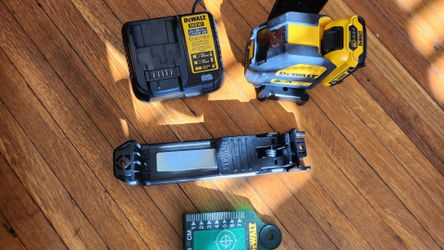 DEWALT 12V MAX Laser Level, Cross Line Laser, Green