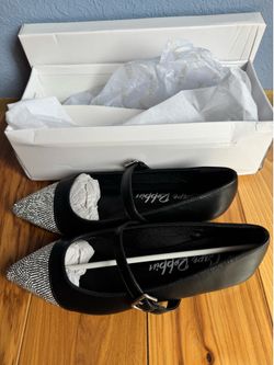 Women’s flat shoe size 6.5 run big fits to size 7.5 to 8