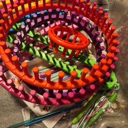 Round Looms And Hooks
