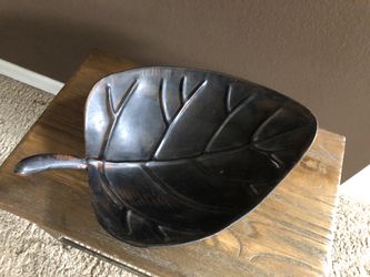 Fine designed metal leaf bowl/dish