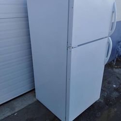 Nice White Small Magic Chef Refrigerator & Freezer Apartment Size Very Clean Lik