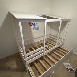 Girls bed top and pull out  bottom twin  size like new