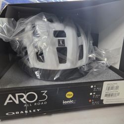Oakley ARO3 ALLROAD Helmet, White, Large