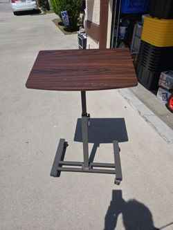 Adjustable walking desk