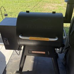 “Traeger Renegade Pro”  Mod. #TFB38TOD. Pellet Smoker. Four Temp Probes. New Control Board All Weather Cover. All Care & Cook Books Included!!!😎 
