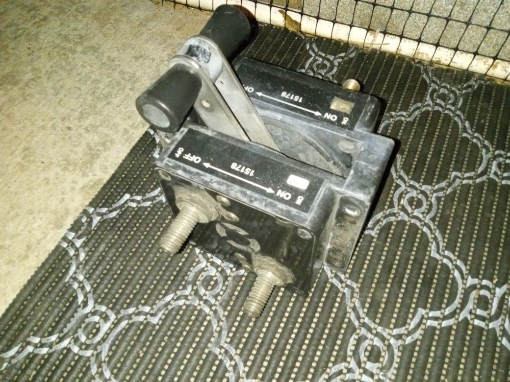 A Bussmann 15178 Battery Disconnect Switch 24 Volt
