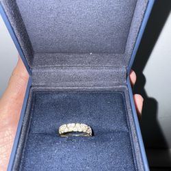 gold round brilliant diamond ring