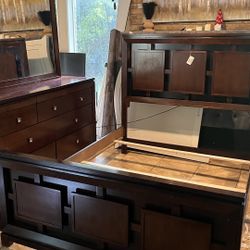 Queen Bedroom Set