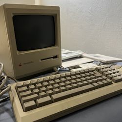 Vintage Apple Macintosh Plus 
