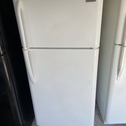😍WHITE 18 cu ft. FRIDGE RUNS LIKE BRAND NEW❤️HAS EVERYTHING IN IT👏ILL 🛻DELIVER FOR 💸FEE🥰BEEN CLEANED IN & OUT😻EVERY FAN & SENSOR IN IT RUNS GREA