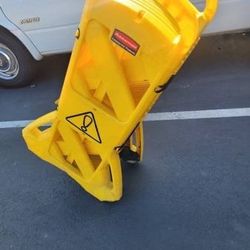 Rubbermaid Mobile Barrier