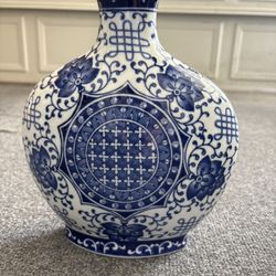 10” X 9” Blue & White Asian Chinese Chinoiserie Flower Or Decorative Vase. Perfect Condition!