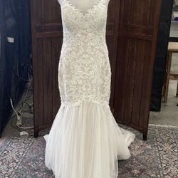 Davids Bridal Venice  lace trumpet wedding dress