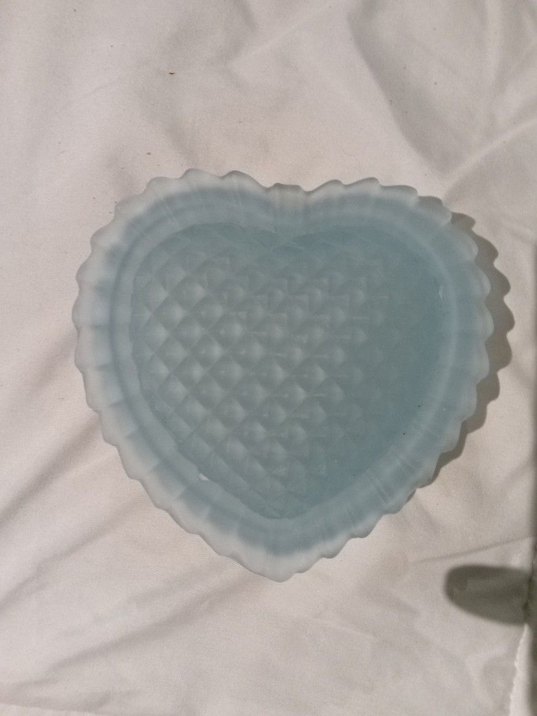 Vintage Tiffany Blue L.E. Smith Frosted Glass Heart Trinket Box