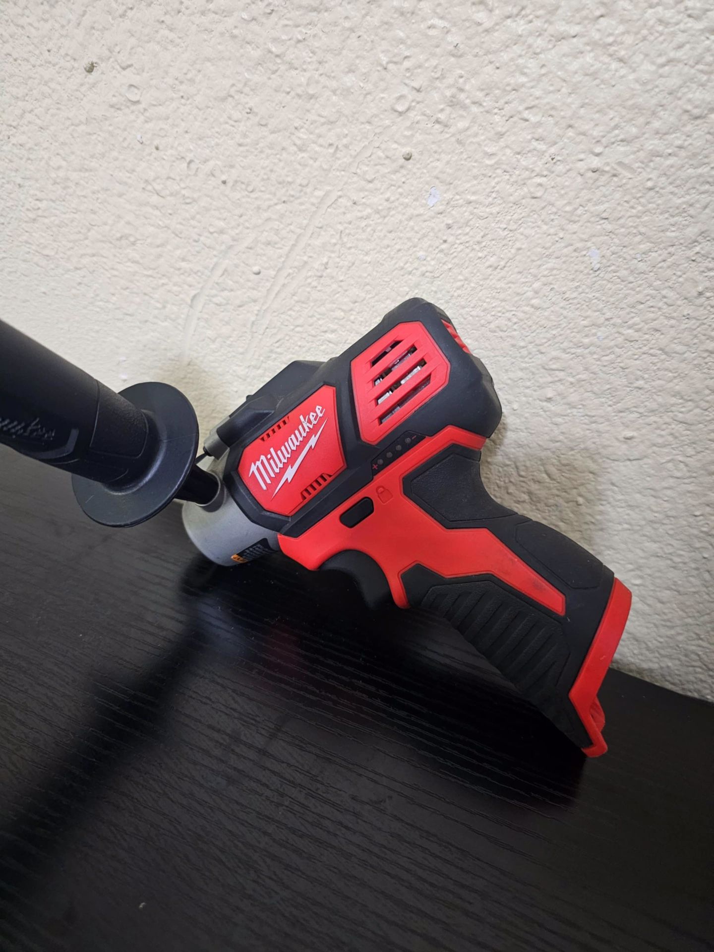 MILWAUKEE M12 VARIABLE SPEED SANDER/ POLISHER