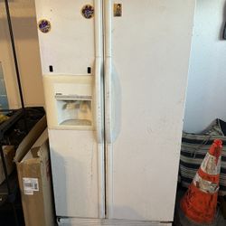 Kenmore Side-By-Side Refrigerator Freezer Doesn’t Make Ice $50