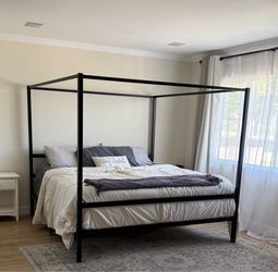 King canopy bed