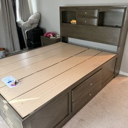 5 Piece Bedroom Set With Under Bed Storage 