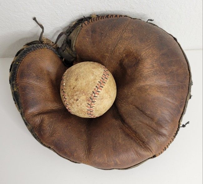 VINTAGE 1920s Catchers Mitt Genuine Cowhide Buckle Strap Baseball Glove