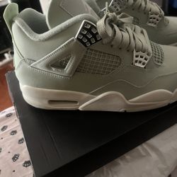 Women’s Jordon 4 Retro 