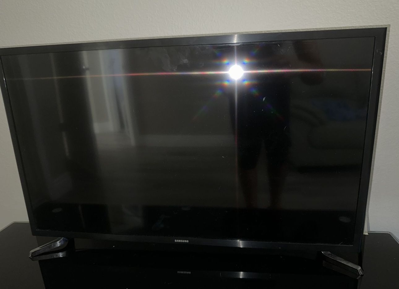 Samsung smart TV 32 Inch WITH TV stand