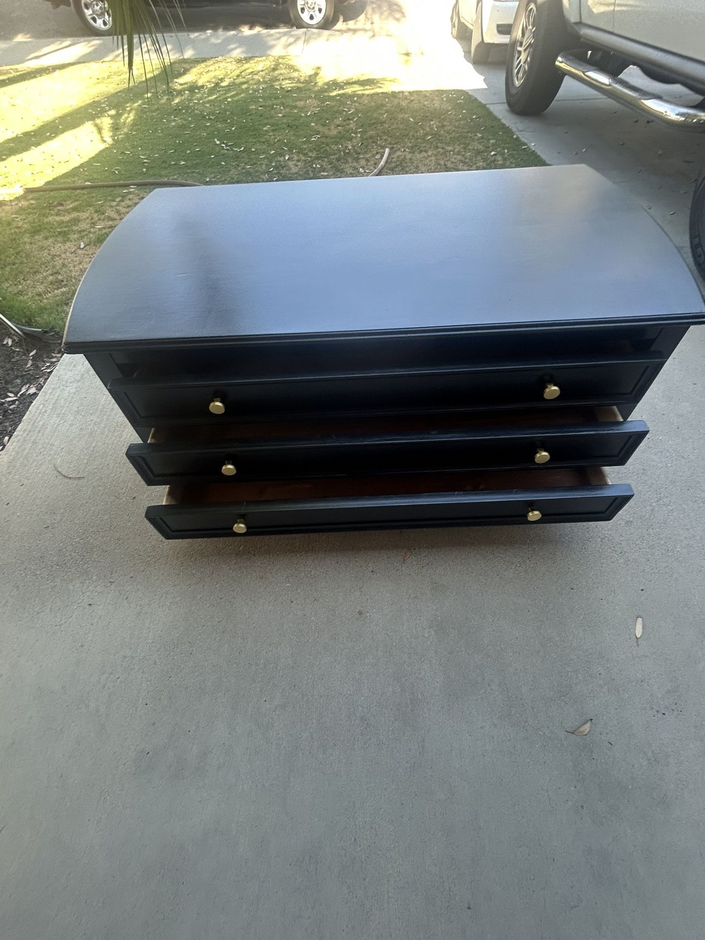 Gorgeous 48“ coffee table. Comes with cedar line drawers.