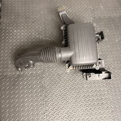 OEM engine air cleaner box assembly For Ram 1500