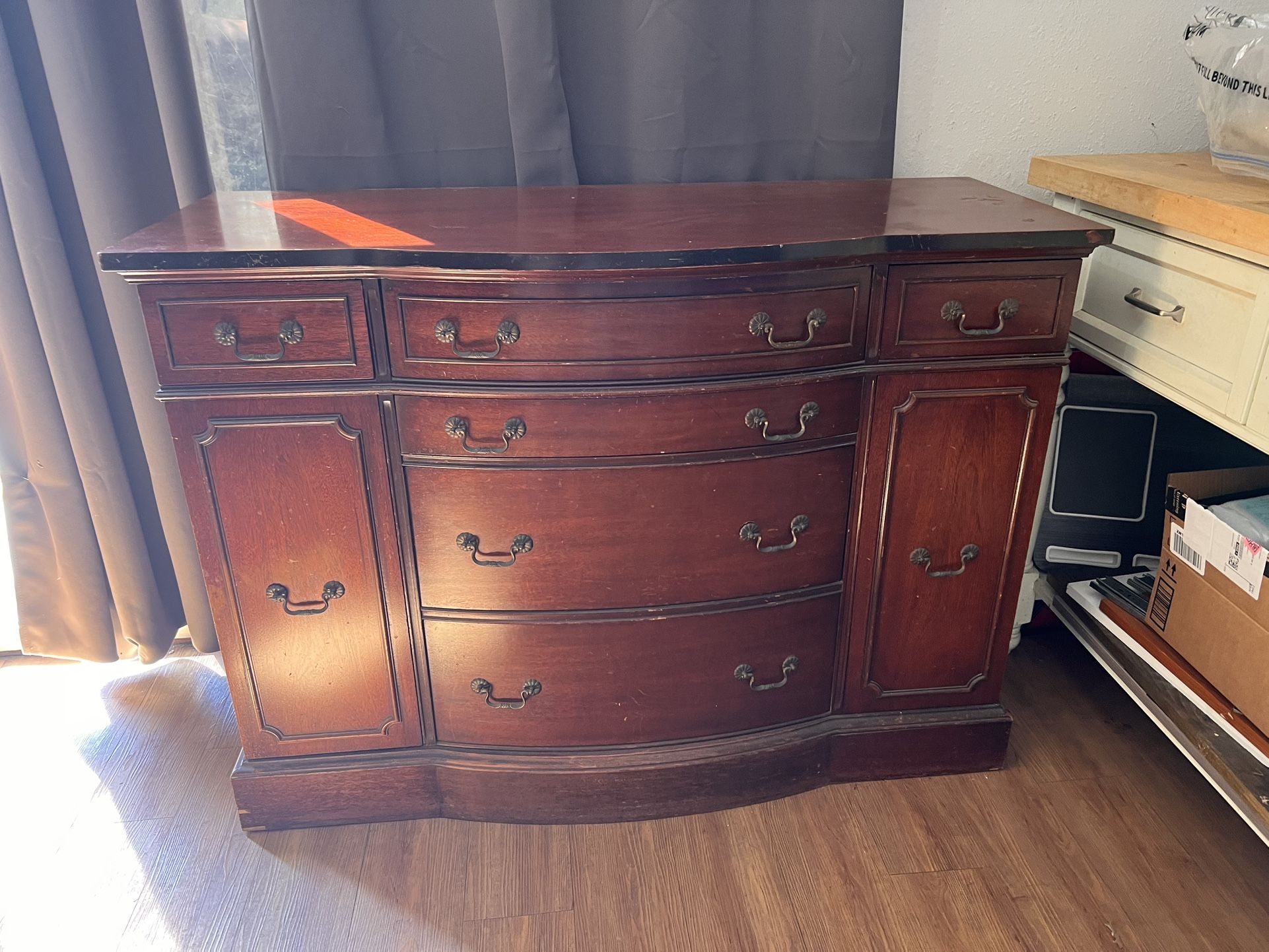 Vintage Mahogany Sideboard – Elegant & Functional!