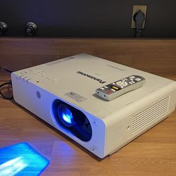 Panasonic 3500 lumens hdmi video movie TV projector