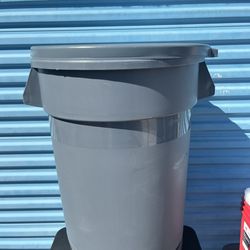 Commercial garbage bin with rolling dolly and lid